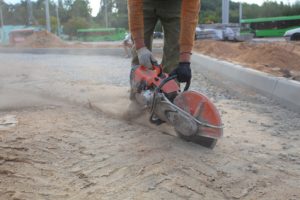 Professionnel tronçonnant du béton