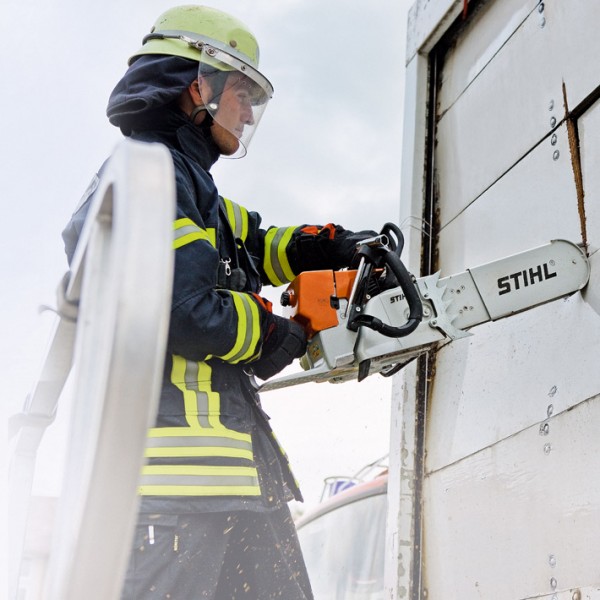 Utilisation d'une tronçonneuse d'intervention Stihl MS 460