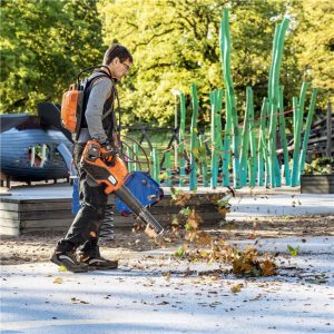 Un souffleur Husqvarna à batterie en action