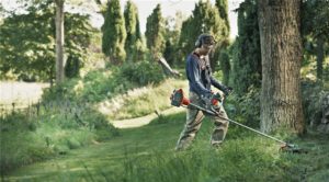 Débroussailleuse thermique en forêt